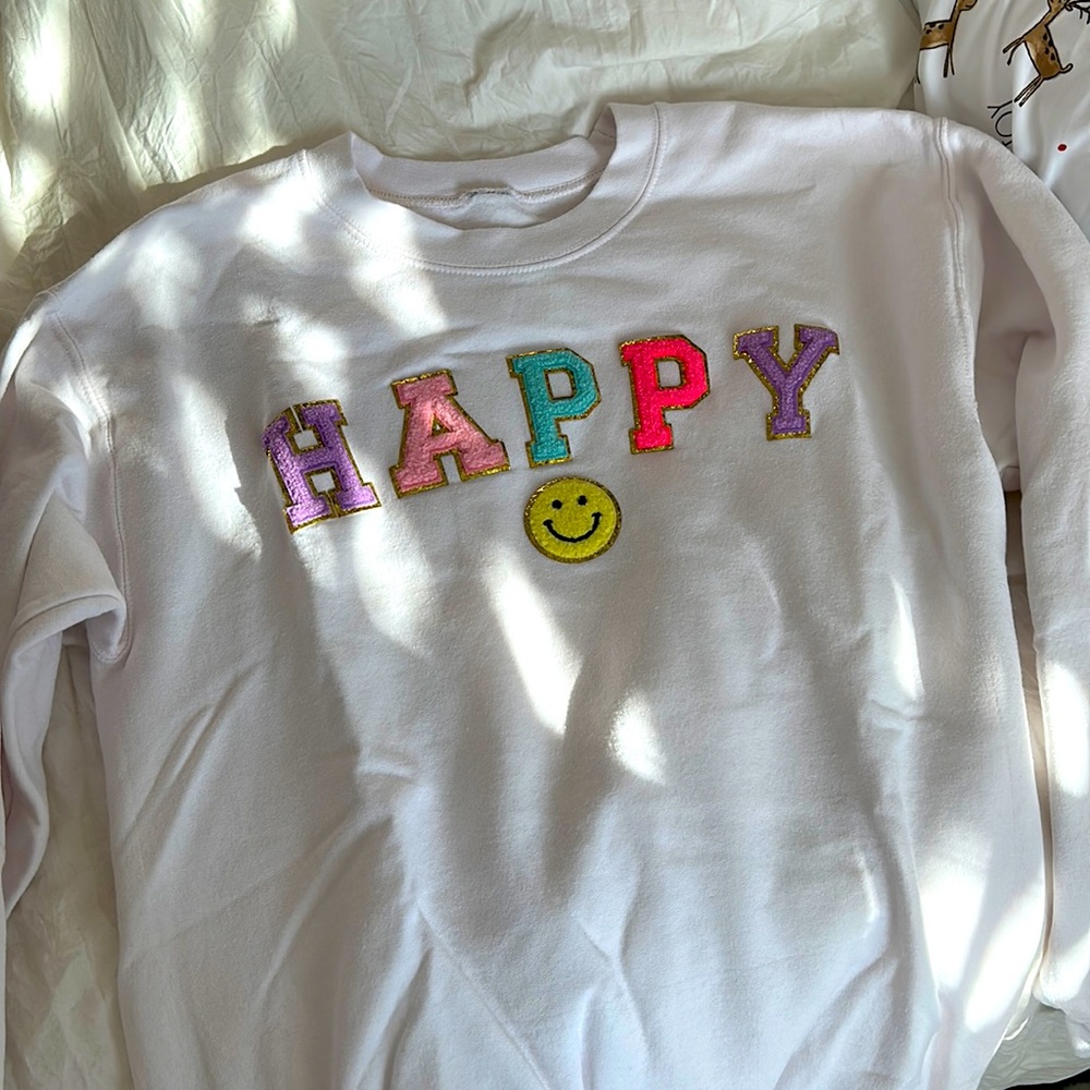 White ‘Happy’ crew neck with patches